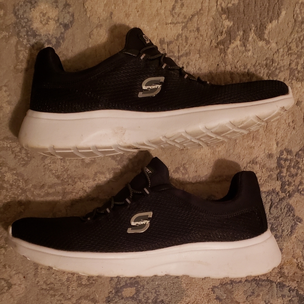 Skecher's Size 9.5 Memory Foam Pull-On Sneakers